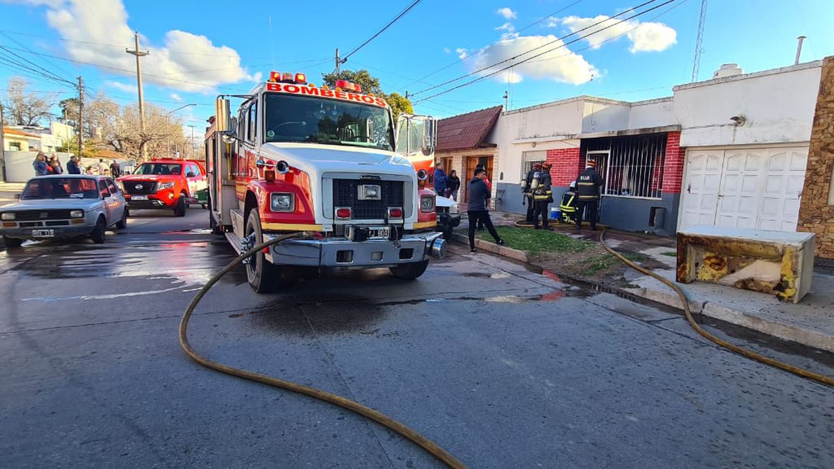 Incendio En Una Casa De Barrio Alberdi: Cuatro Personas Fueron ...