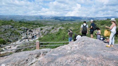 Un turista vandalizó una piedra en las Altas Cumbres y lo obligaron a limpiarla