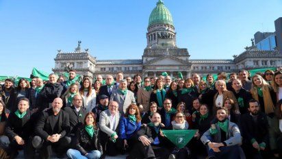 Legisladores de Cambiemos se fotografiaron con pañuelos verdes