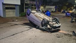 un auto choco contra un arbol y termino volcando cerca del cementerio: no hubo heridos graves