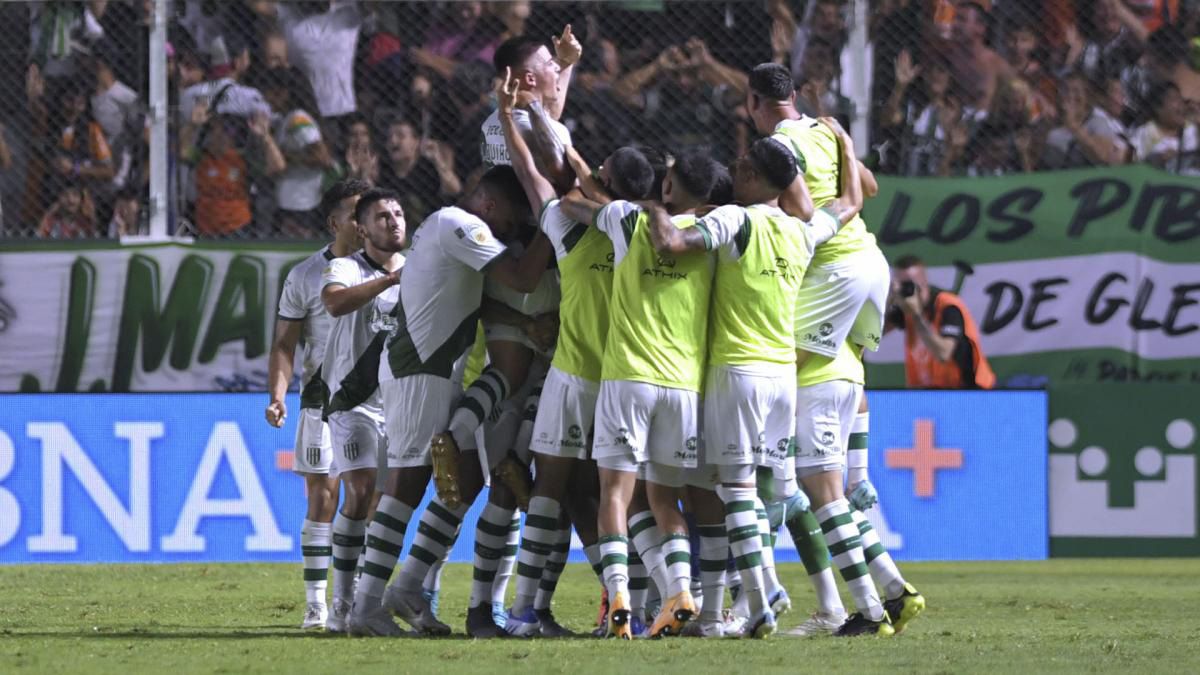 Los jugadores de Bandfield festejan el gol de Quiroz con que derrotaron a Boca por 1-0