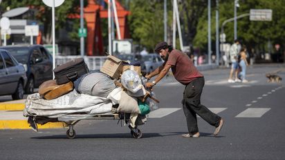 Una familia necesita casi $ 100.000 por mes para no caer en la pobreza