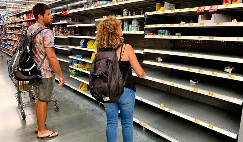 Los productos de higiene personal se agotaron en pocas horas en los supermercados.