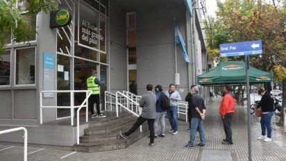 Fue detenido por golpear a un policía frente al Banco Nación