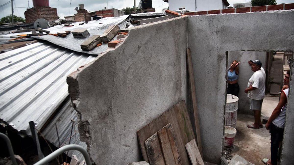 La formación impactó contra dos viviendas en el barrio ﻿Villa Remedios de Escalada.