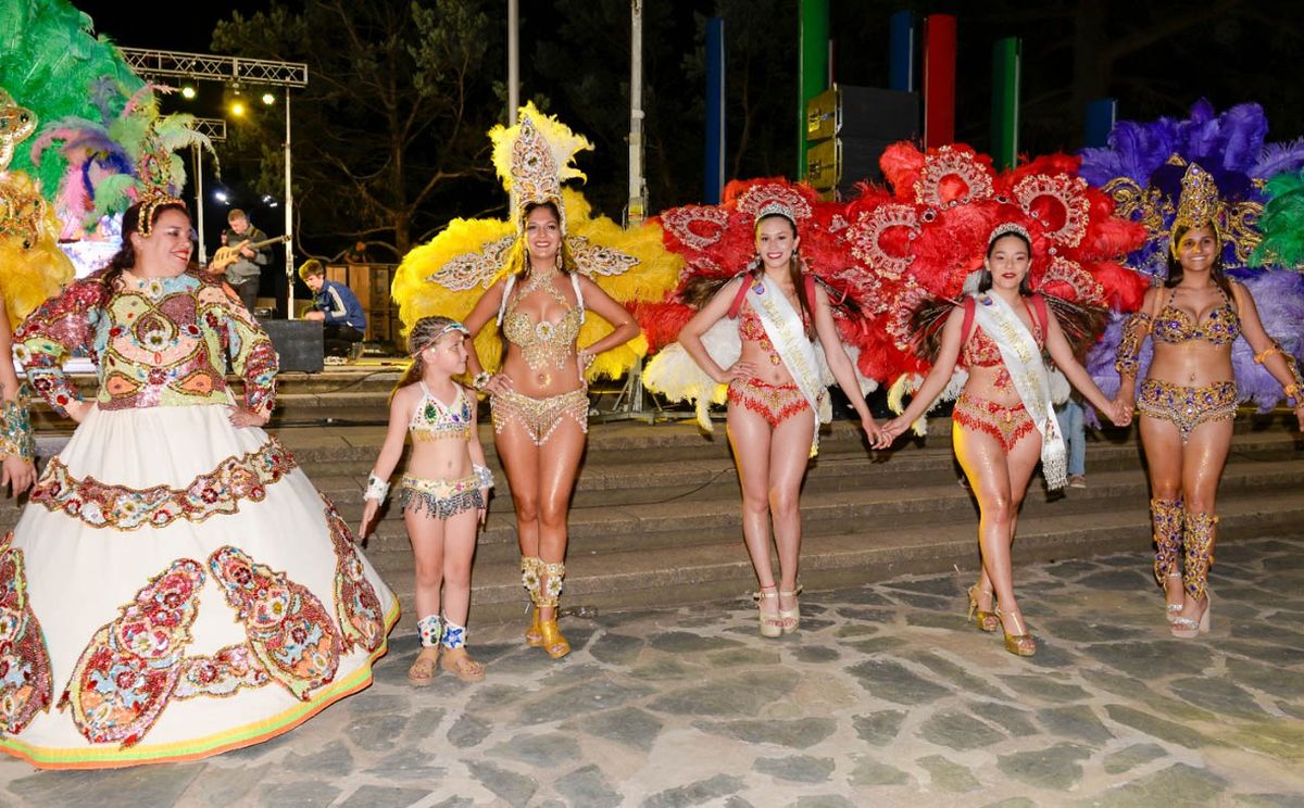 El Carnaval de Arias es el único en sus características del interior del país. Durante todo un año previo se trabaja en los trajes y carrozas.