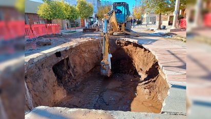 Realizan trabajos de reparación en el cráter donde se hundió el camión de Indavisa