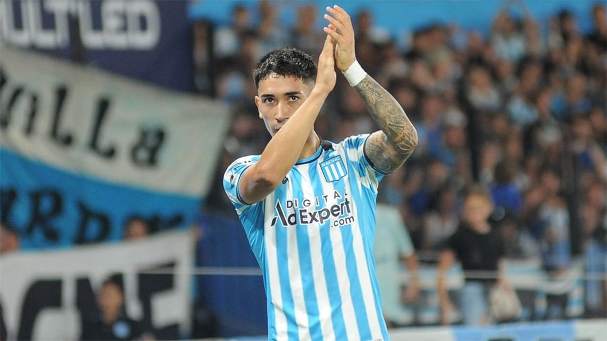 Santiago Solari festeja el segundo gol de Racing a Lanús. La Academia venció 2 a 0 y se acercó a la zona de clasificación