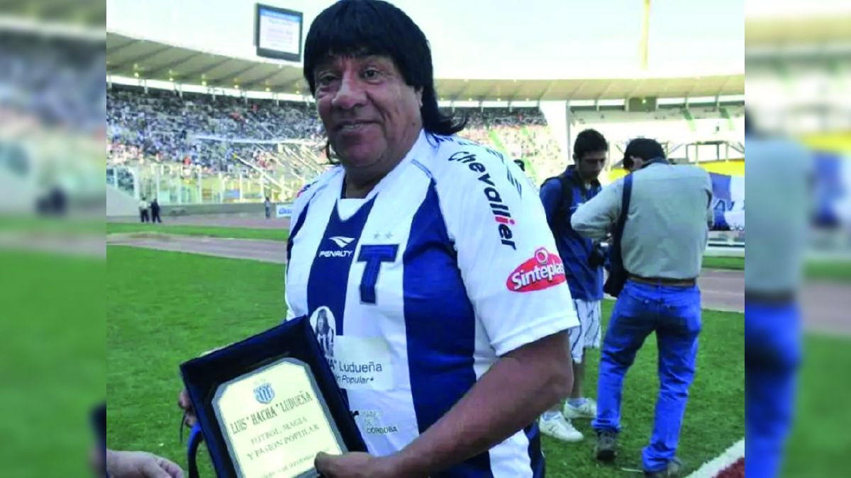 Luis Hacha Ludueña recibiendo un reconocimiento de su club