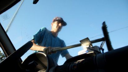 Cada vez son más los jóvenes que subsisten al borde del semáforo