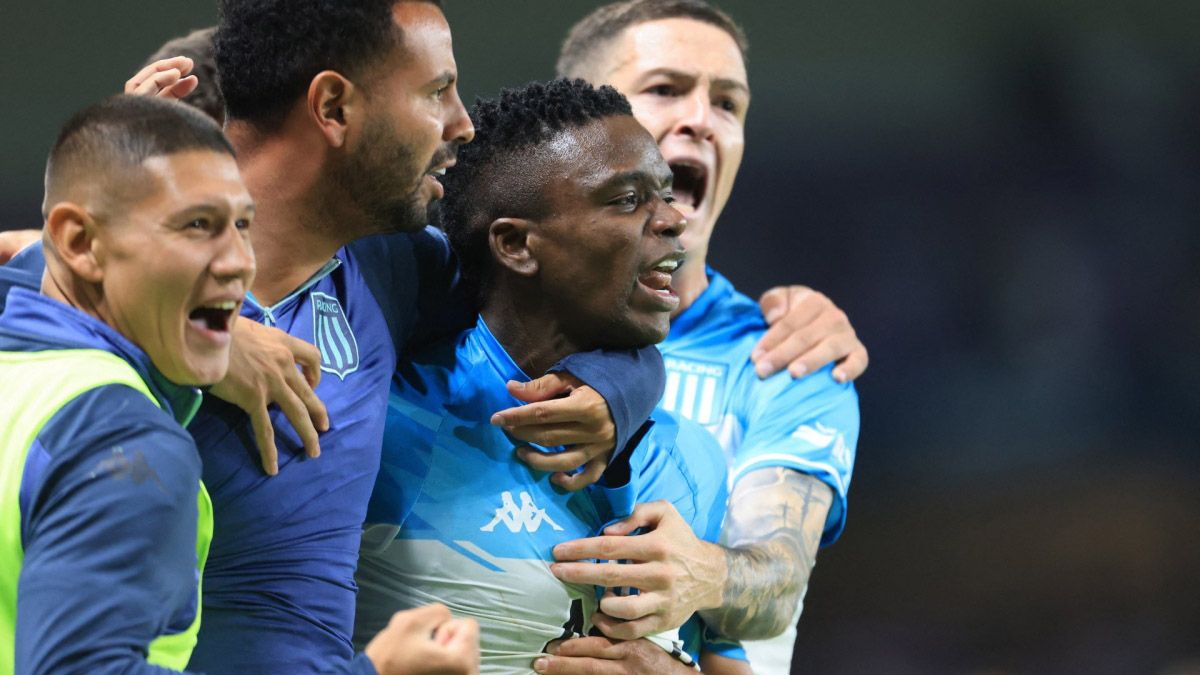 Johan Carbonero festeja su gol contra Boca en la final de la Súpercopa Intenacional