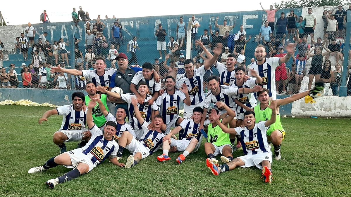 El festejo de Argentino cuando clasificó a la final ante Rivadavia. En Ticino rescató un agónico empate, y la serie final puede resolverse en su estadio el domingo a las 17.