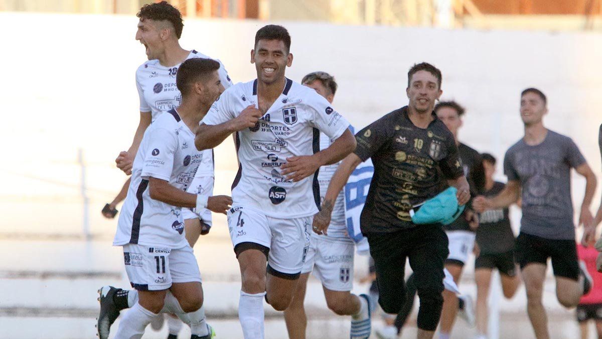 Atenas volvió a salir campeón en la Liga después de 16 años.