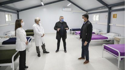 Alberto Fernández recorrió un hospital de campaña con Jorge Macri