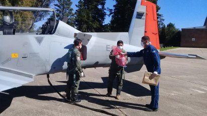 El Área Material Río Cuarto traslada en avión los testeos de casos sospechosos a Córdoba