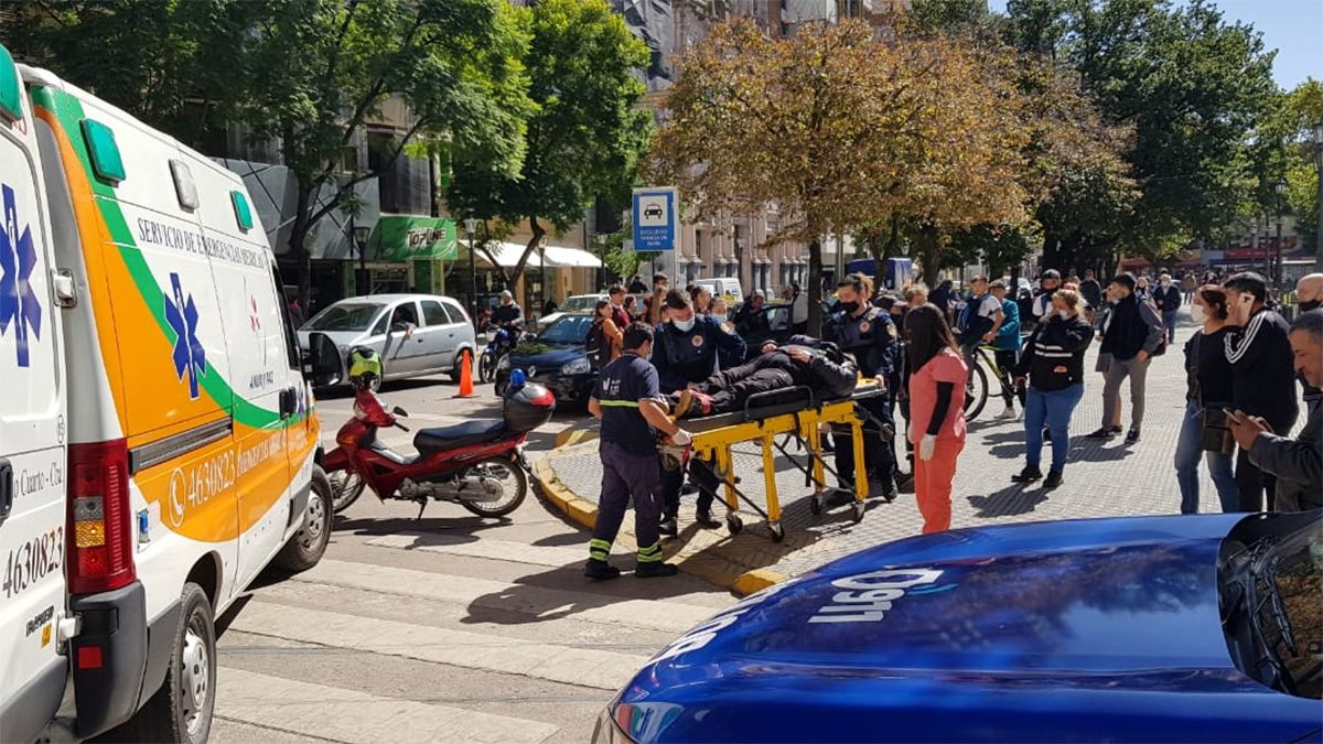 El operativo de asistencia médica contó con la colaboración de la Policía y llamó la atención de los transeúntes este mediodía. Foto: Matías Tambone