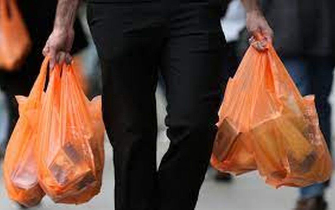 El uso de bolsas plásticas para el transporte de mercadería se encuentra prohibido en la ciudad.