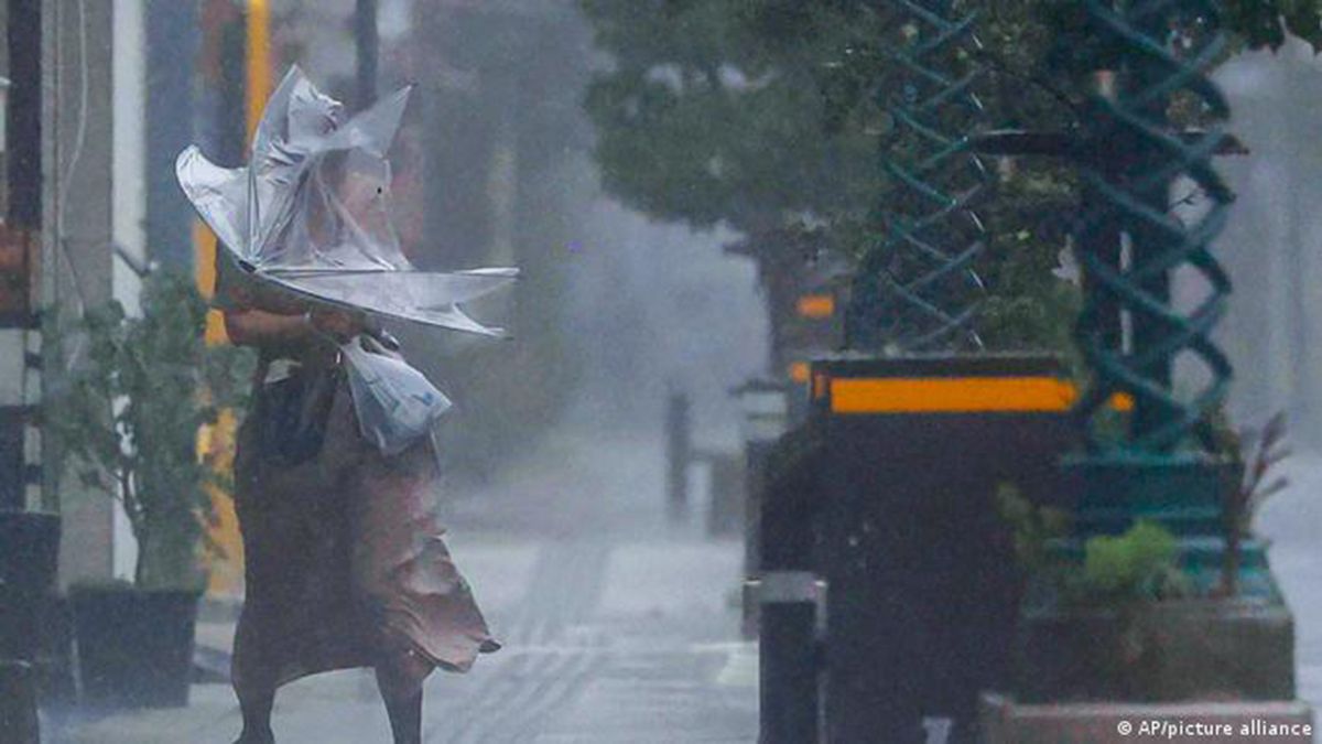 El tifón Nanmadol provocóal menos cuatro muertos y más de 100 heridos en su paso por Japón. La potentetormenta tocó tierra el domingo por la noche en la ciudad suroccidental deKagoshima y dejó fuertes lluvias en la región de Kyushu antes de desplazarsepor la costa oeste del archipiélago.
