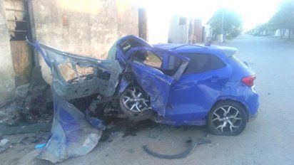 Un Fiat impactó contra una casa en Arroyo Cabral derribando parte de la pared