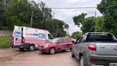 Dos vehículos chocaron en Banda Norte: dos personas sufrieron lesiones leves