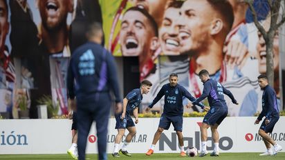 Argentina entrenó con la ausencia de Messi, que luego viajó a Bolivia