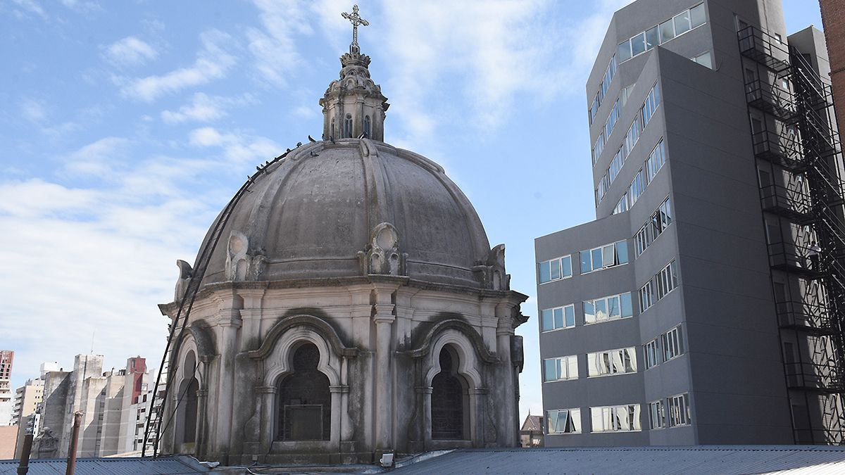 La reparación de la fachada implica la realización de trabajos a gran altura. Fotos: Estela Zogbe