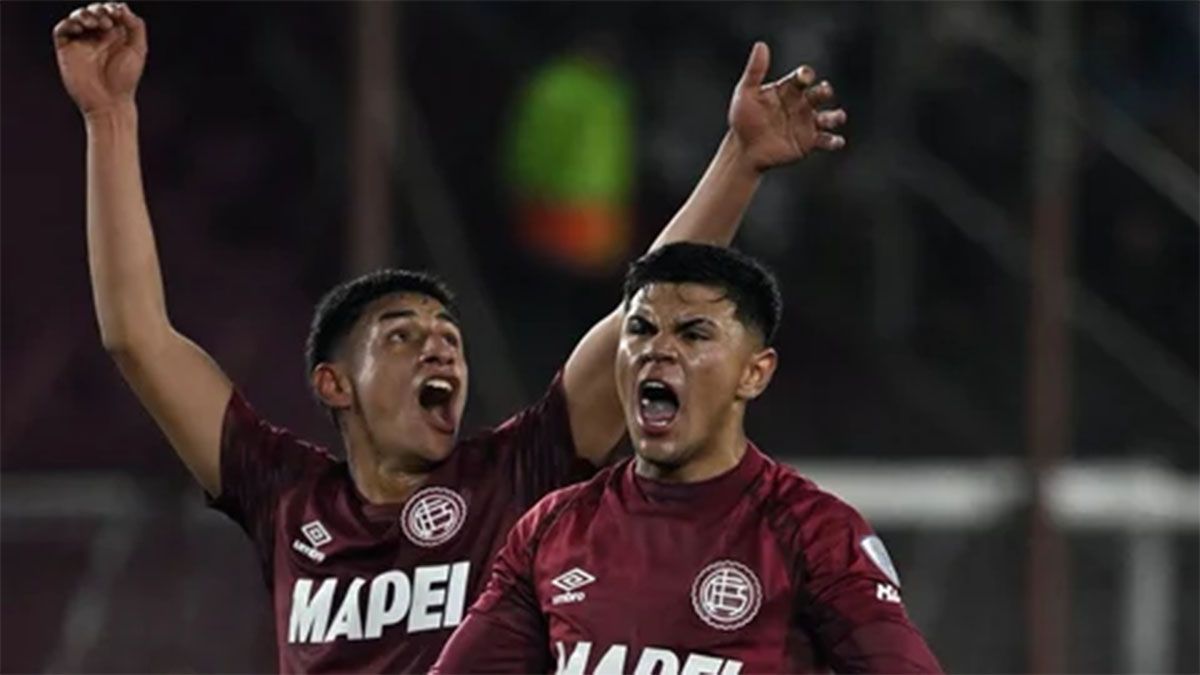 Dylan Aquino festeja su remate sobre la hora, que se desvió en Casermeiro y se convirtió en el único gol del partido.