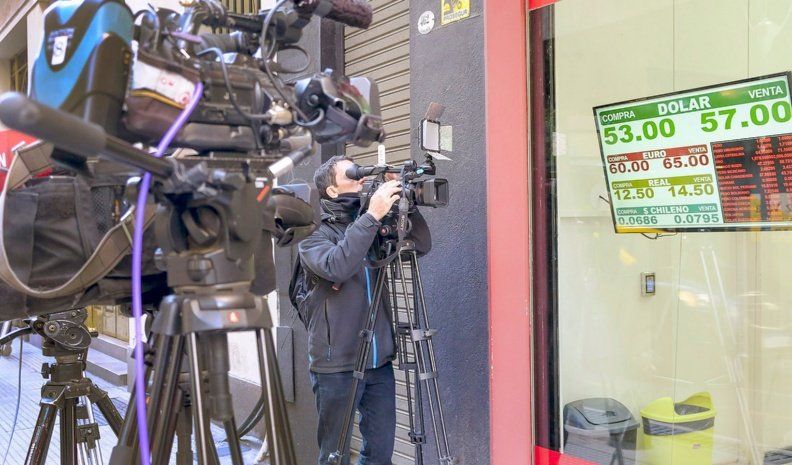 La divisa morigeró el alza para cerrar ayer a su récord histórico de $ 58,33 (+$1,03) en bancos y agencias de la city porteña.