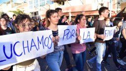 Los universitarios marcharon por el centro en contra de los recortes
