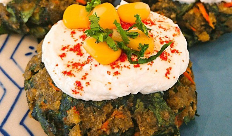 El vegetariano estricto no consume alimentos de origen animal alguno. Hay variantes del vegetarianismo en las que se consumen huevos, lácteos y hasta pescado.  El vegano, en cambio, no consume ningún producto de origen animal, sin exceptuar la miel y la l