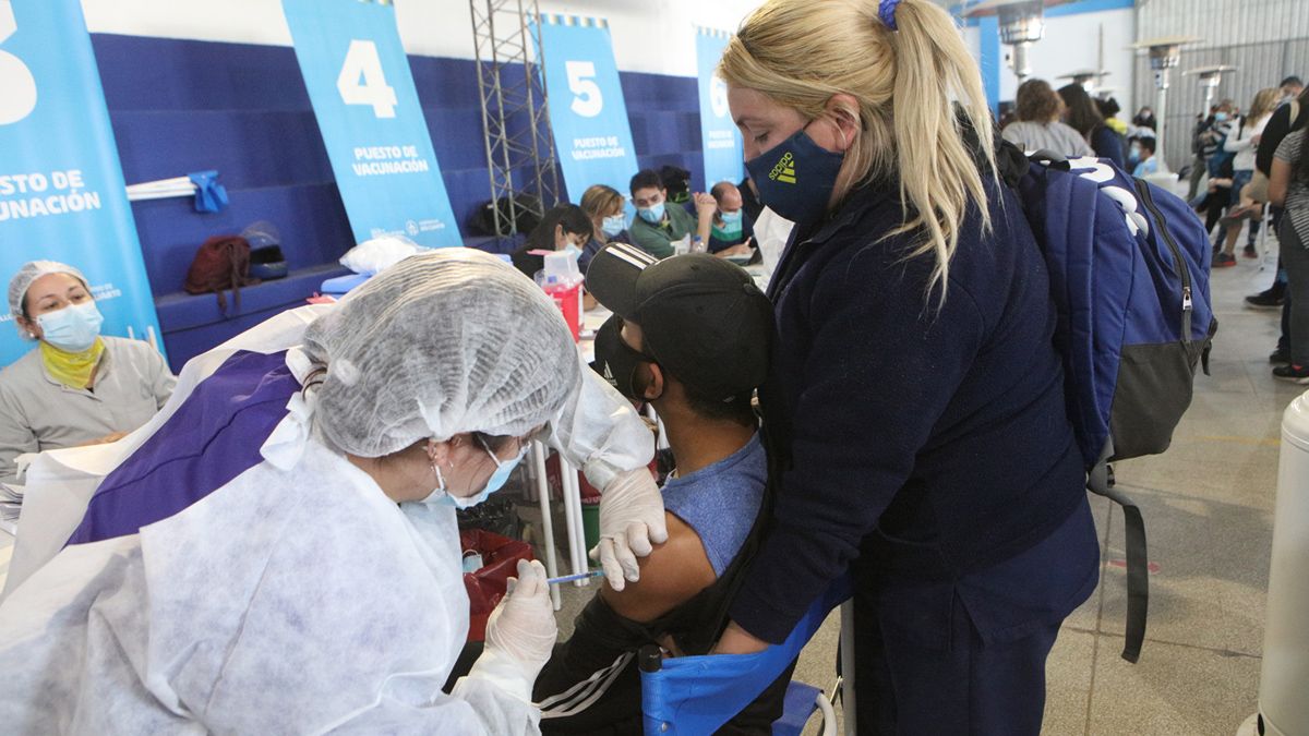 Arrancó la vacunación a adolescentes con comorbilidades.