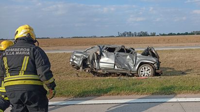 Un hombre perdió la vida tras volcar con su camioneta en la autopista cerca de la ciudad