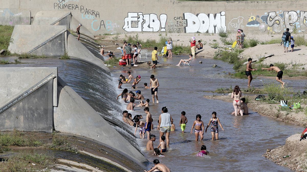 Miles de riocuartenses eligen el río para refugiarse del calor. Foto: Matías Tambone.