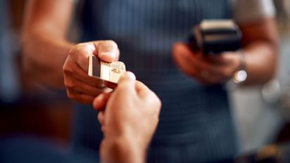 Consumos con tarjeta y pasajes al exterior de más de US$ 300 por mes pagarán percepción extra de 25%