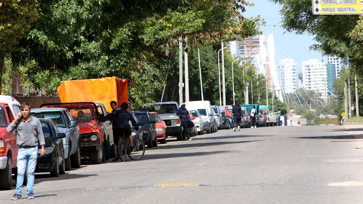 Extensas colas en los alrededores del Mercado de Abasto.