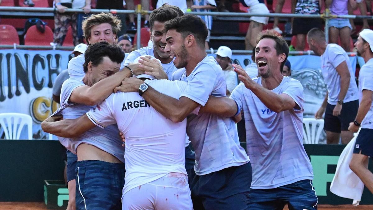 El equipo argentino festeja su regreso al selecto grupo de los 16 países que disputarán la final de la Copa Davis