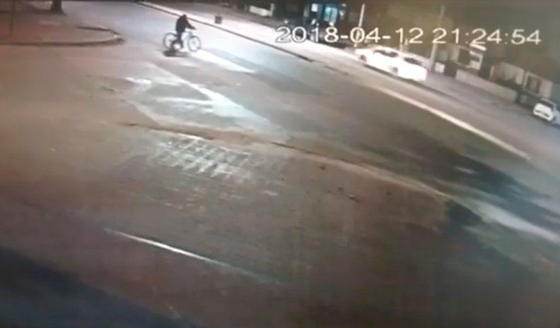 El accidente que derivó en la muerte del ciclista quedó registrado por las cámaras.