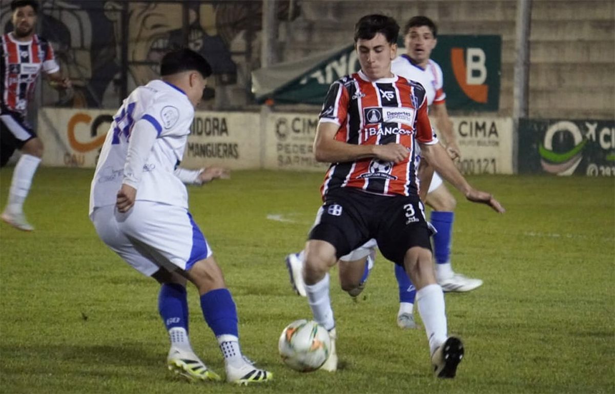 Pablo Zalazar disputa la pelota con Santiago Abayay. Toro sumó su tercera victoria en la Copa Córdoba.