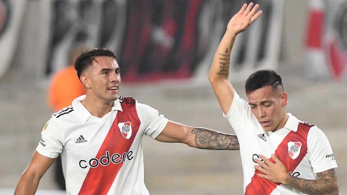 Esequiel Barco autor del primer gol de River con que venció 2-0 a Independiente