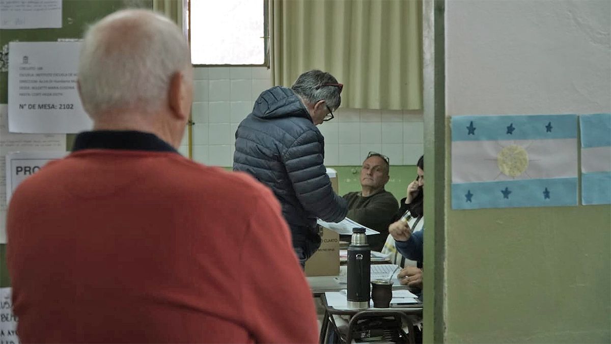 A las 18 se cumplió el plazo habilitado para emitir sufragio. Foto: Andrés Oviedo