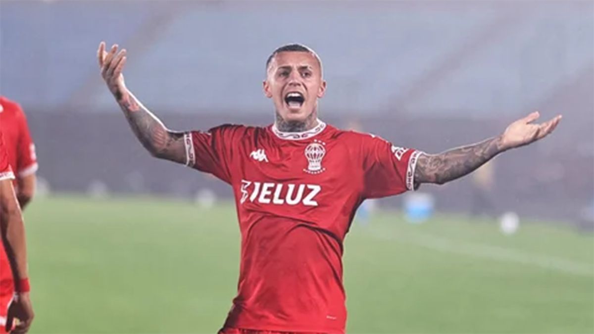 Agustín Urzi festeja su gol, el primero de Huracán en el partido que el Globo le ganó 3 a 1 a Racing de Uruguay