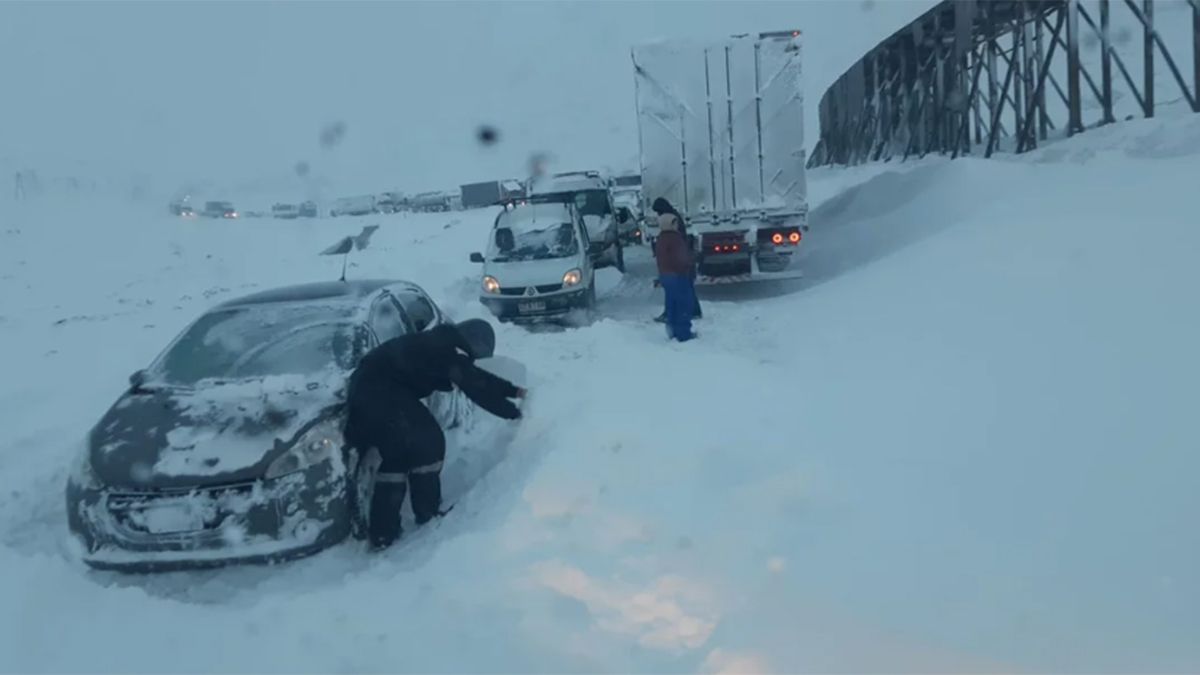 Unos dos mil ochocientos camiones están varados en Mendoza por las intensas nevadas