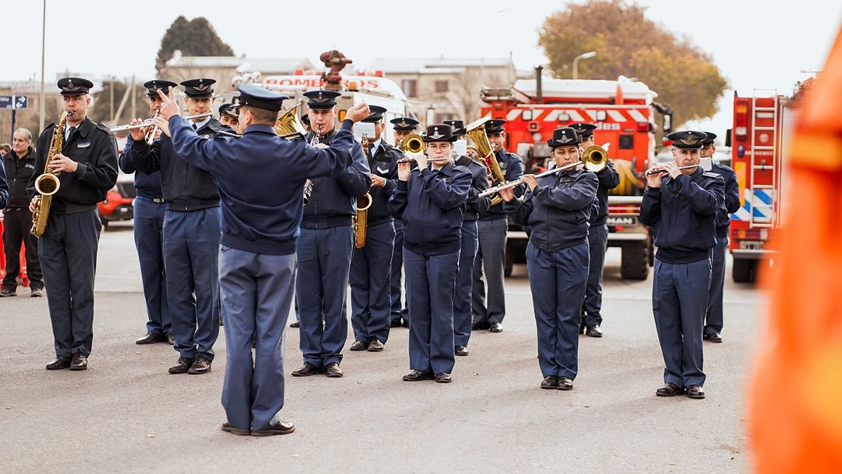 Se llevó a cabo una ceremonia en honor al cuerpo de bomberos local en el parque del Centro Cívico del Bicentenario. Foto: Sociedad de Bomberos Voluntarios de Río Cuarto