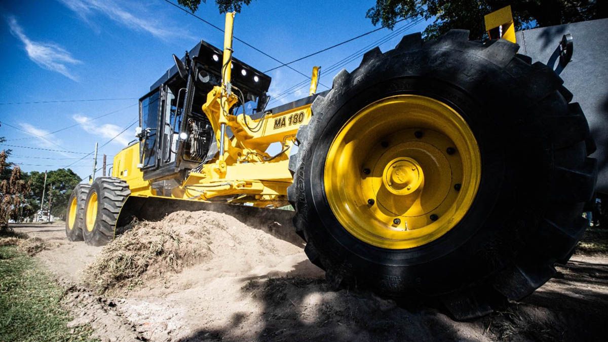 Una de las flamantes motoniveladoras, en plena tarea en un barrio de Córdoba.
