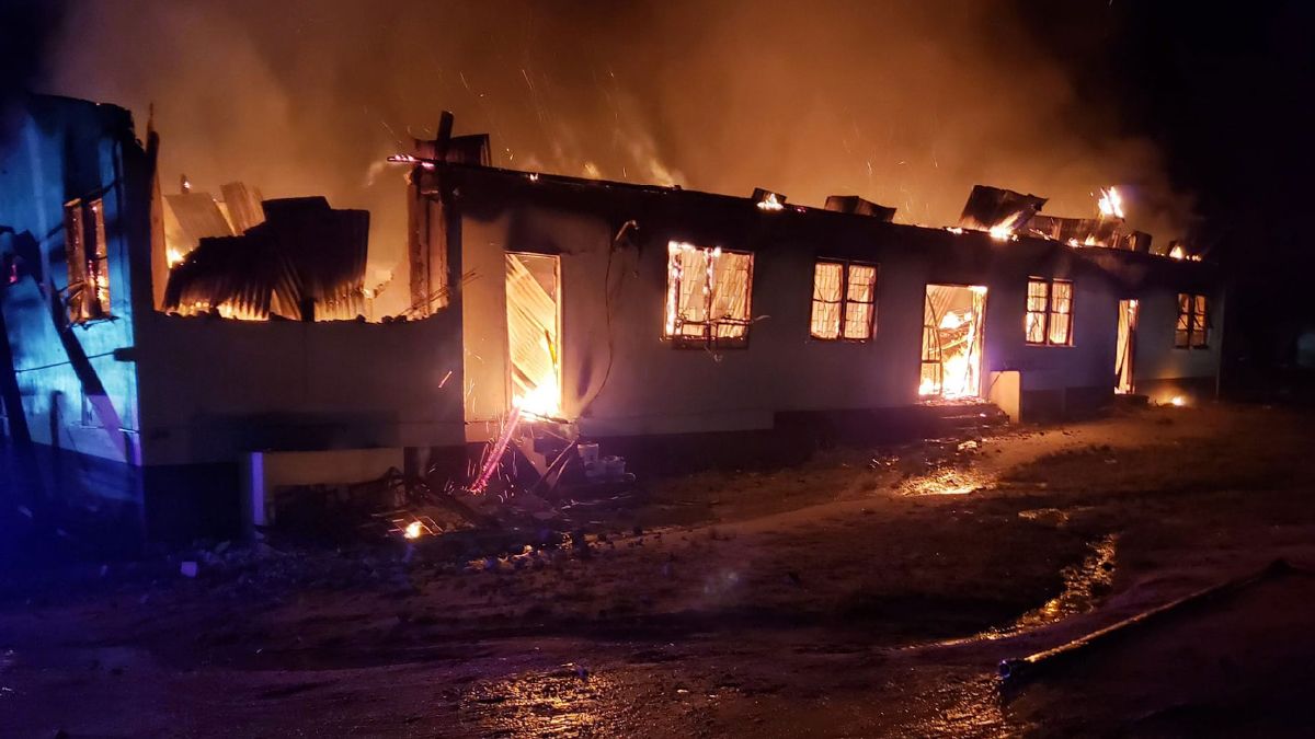 Guyana: Una adolescente es sospechosa de haber provocadoel incendio que este lunes provocó la muerte de 19 jóvenes y otros 17resultaron heridos en una residencia escolar en la población minera de Mahdia