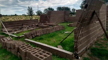 Árboles caídos y daños en casas por el viento en Huidobro y Nicolás Bruzone