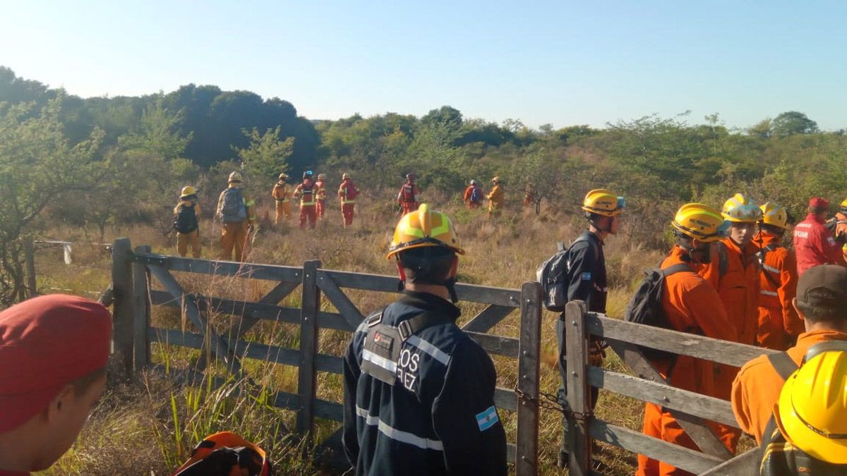 Bomberos de distintos cuarteles se sumaron a la búsqueda en Alpa Corral.