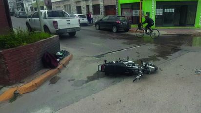 Una motociclista resultó herida tras chocar con una pick up