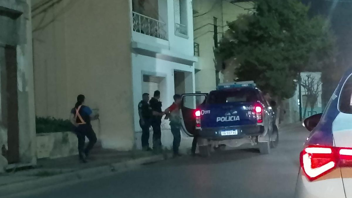 Un hombre armado cometió un delito y fue detenido por la Guardia Urbana ...