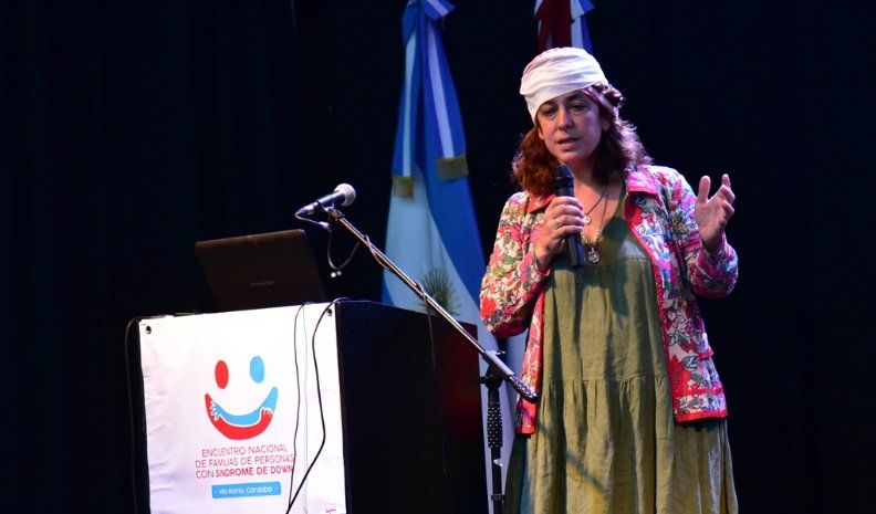 La especialista en neurociencia Soledad Saravia brindó el primer plenario del encuentro.